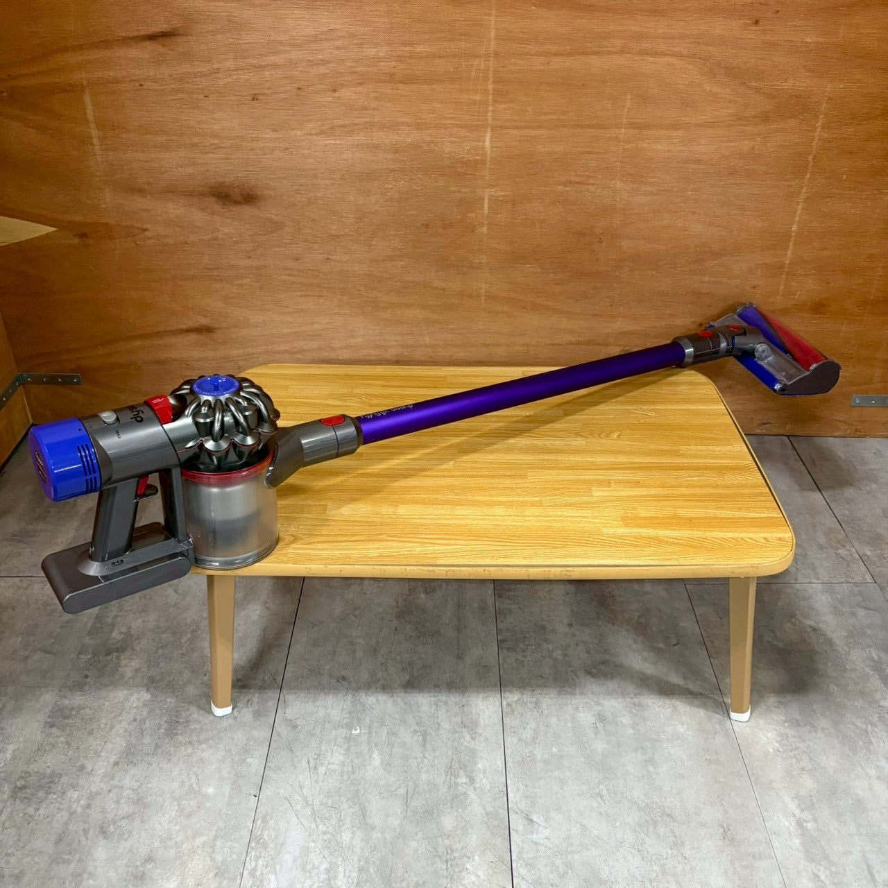 【美品】掃除機 コードレスクリーナー Dyson ダイソン SV10 V8 Fluffy