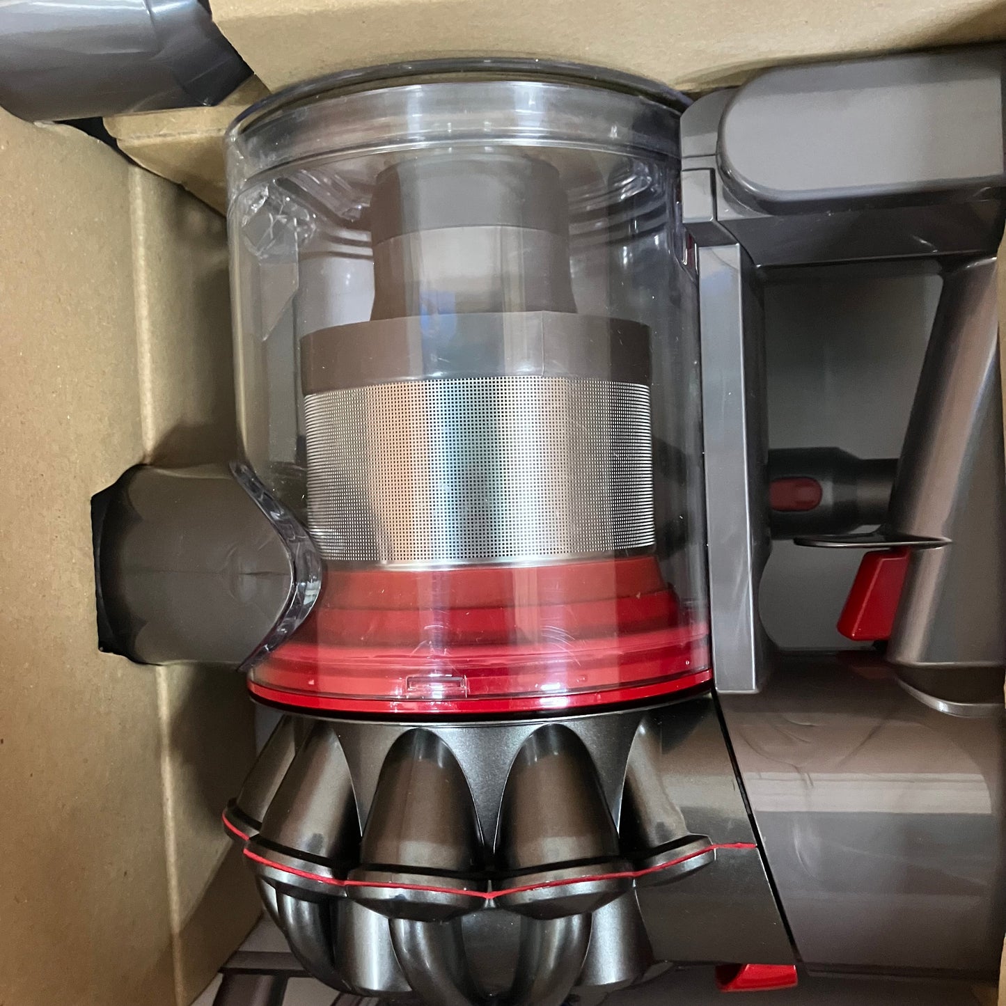 【極美品】掃除機　コードレスクリーナー　Dyson ダイソン　V8 Fluffy Extra