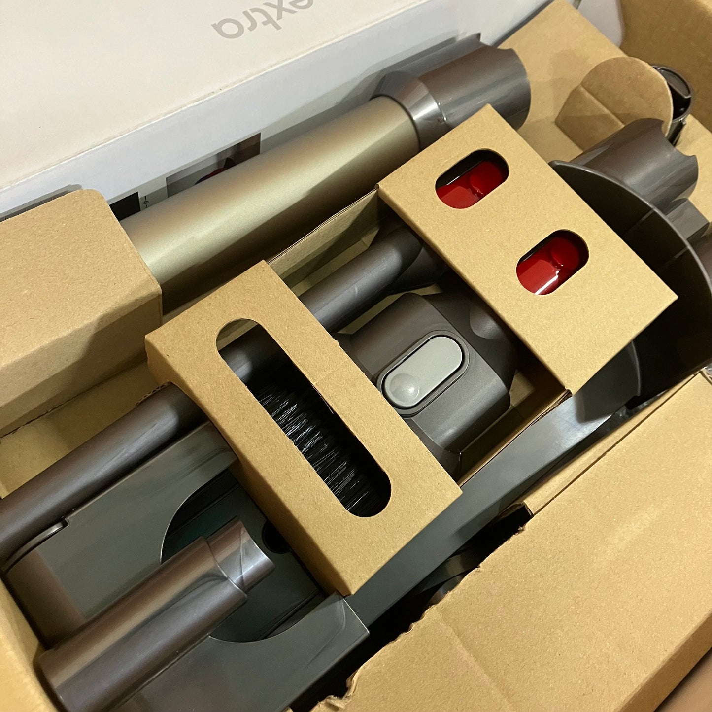 【極美品】掃除機　コードレスクリーナー　Dyson ダイソン　V8 Fluffy Extra