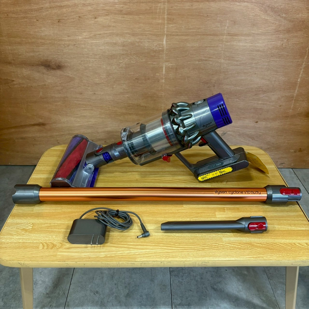 【極美品】掃除機　コードレスクリーナー　Dyson ダイソン　SV12