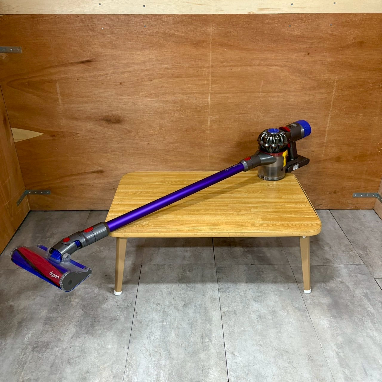 【美品】掃除機　コードレスクリーナー　Dyson ダイソン　SV10 V8 Fluffy