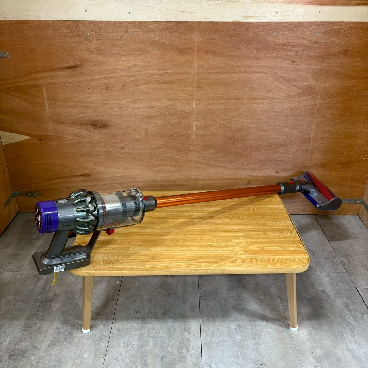 【極美品】掃除機　コードレスクリーナー　Dyson ダイソン　SV12