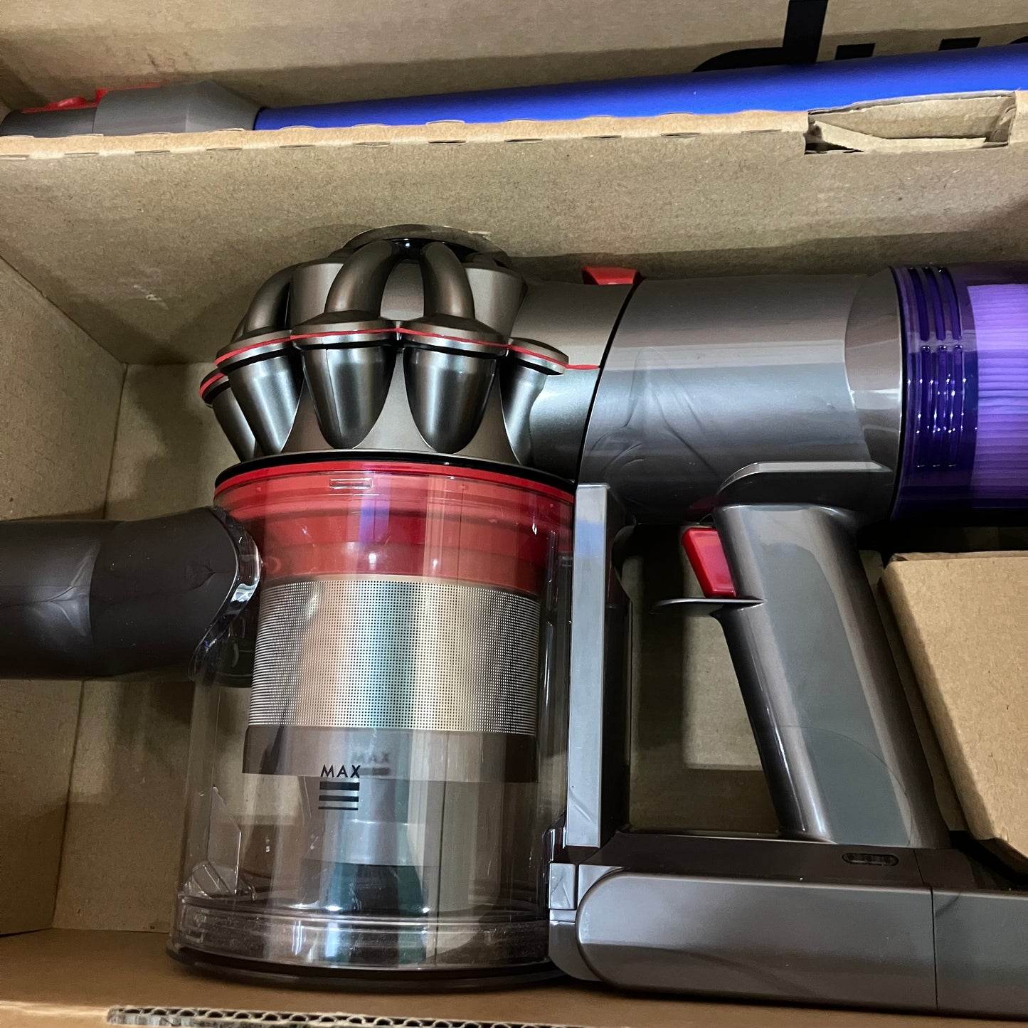 【極美品】掃除機　コードレスクリーナー　Dyson ダイソン　V8 Slim Fluffy+