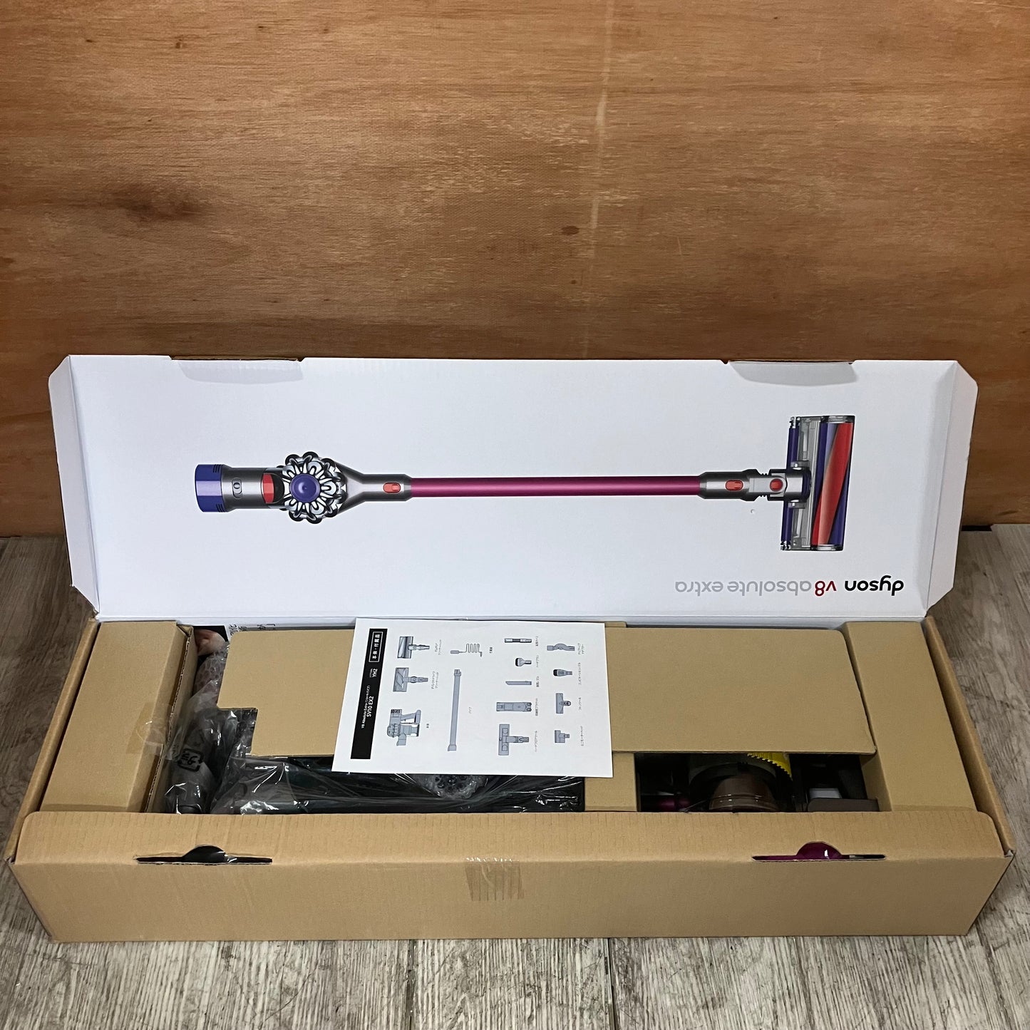 【極美品】掃除機　コードレスクリーナー　Dyson ダイソン　V8 Absolute Extra